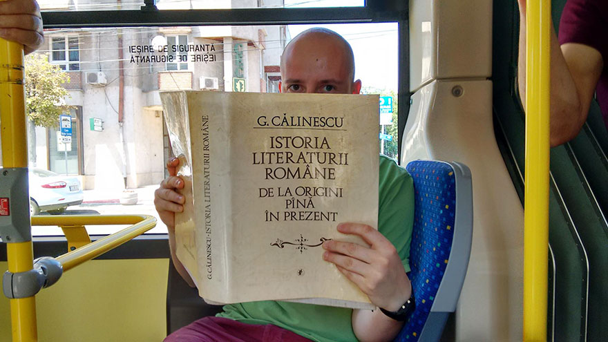 Romanian-City-Gives-Free-Bus-Rides-To-People-Who-Read-Books-Inside1__880